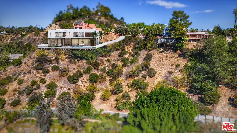 2811 Benedict Canyon Dr